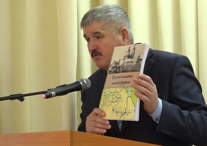 Глава Большееловского поселения Александр Машанов на прошлой неделе презентовал книгу на отчетной сессии