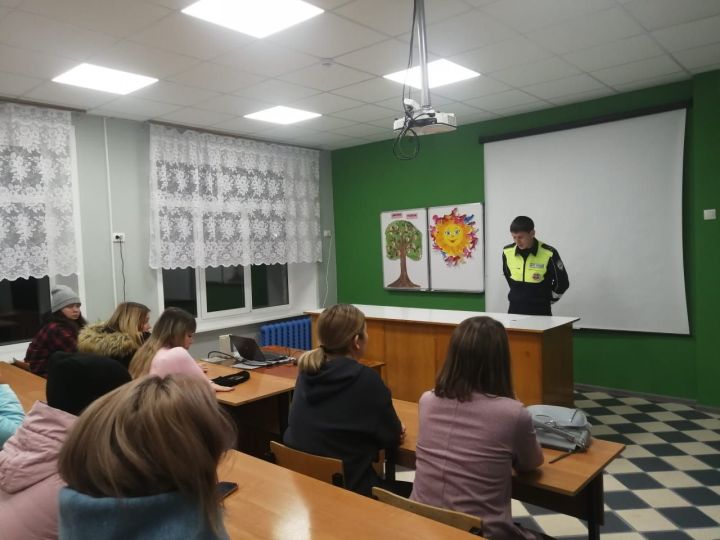 В Елабуге госавтоинспекторы провели беседы с родителями юных участников дорожного движения