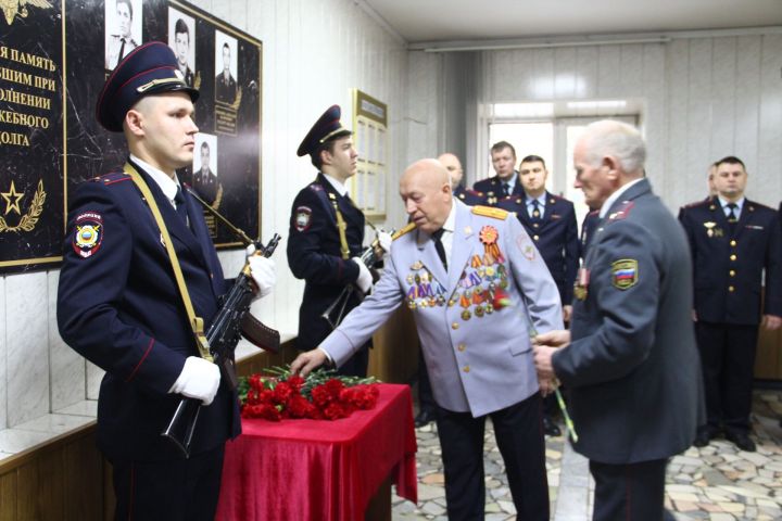 В Елабуге открыли мемориальную доску сотрудникам, погибшим при исполнении служебных обязанностей