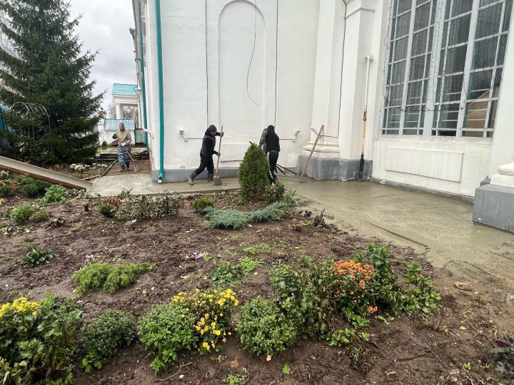 В Спасском соборе завершили работу по укладке отмостки
