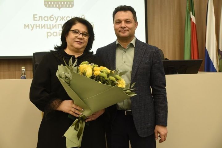 Рустем Нуриев наградил елабужан благодарственными письмами