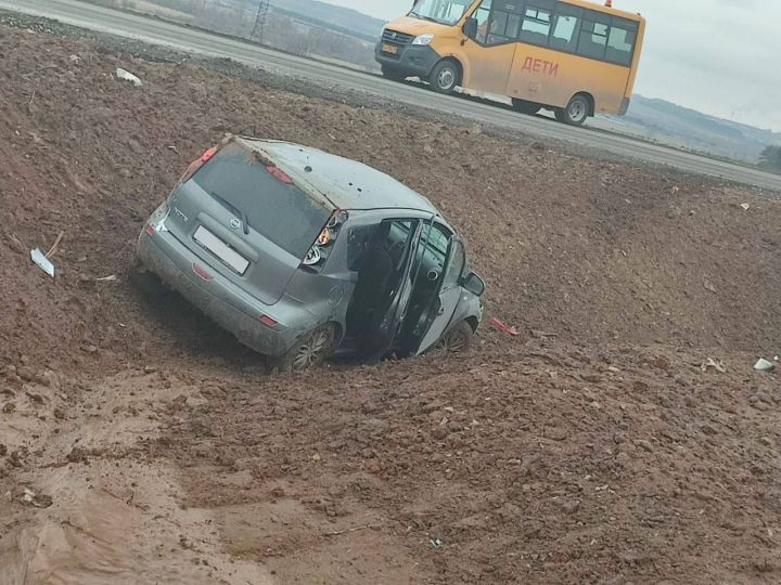 В Елабуге автомобиль столкнулся с автобусом: есть пострадавшие
