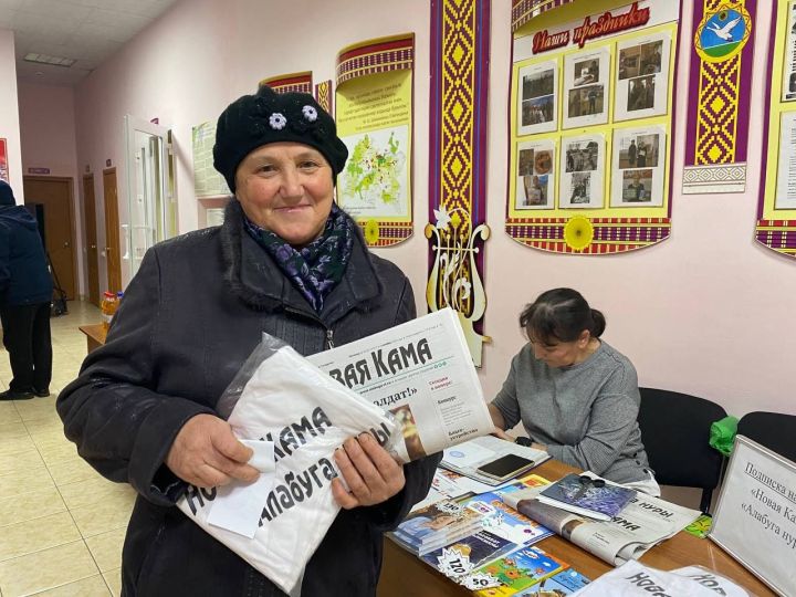 Жители Большешурнякского поселения выписали газету и получили подарок