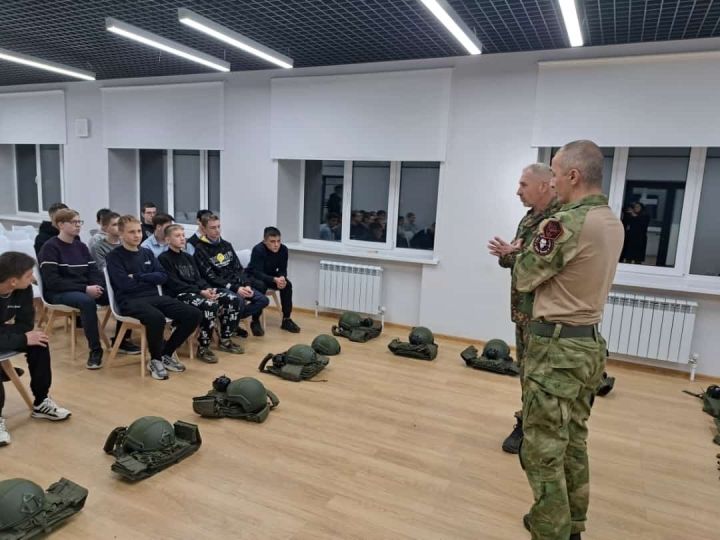 Елабужские ребята знакомятся с основами военной подготовки