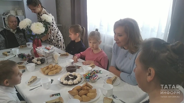«Счастье – быть мамой»: В Казани поздравили семью с 10-ю детьми с наступающим Днем матери