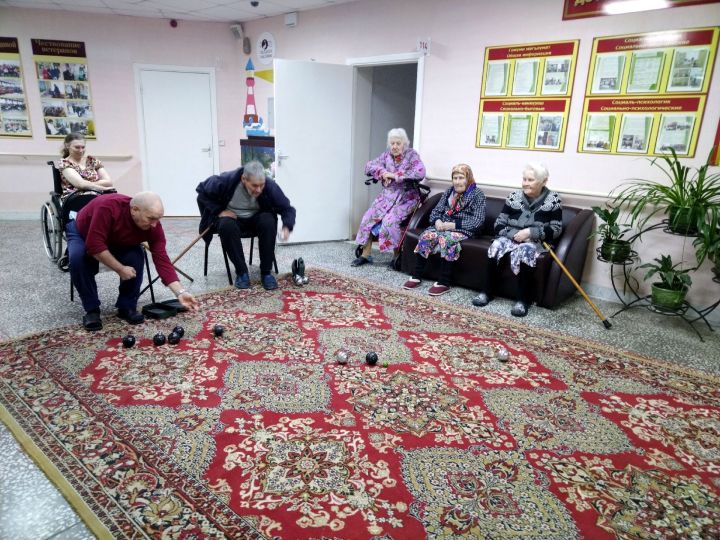 В Елабужском доме-интернате для престарелых играют в бочча