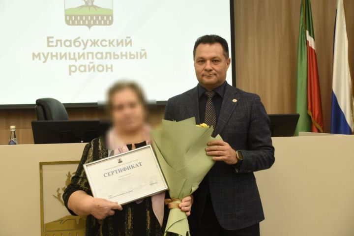 Елабужанам вручили жилищные сертификаты на квартиры