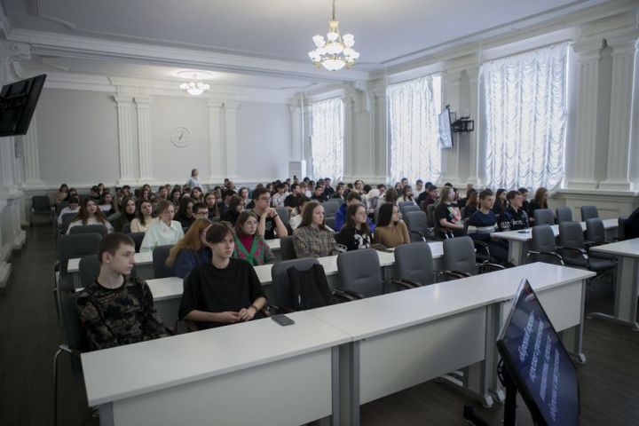 В Елабуге студентам и ученикам «Университетской» школы рассказали о Сталинградской битве