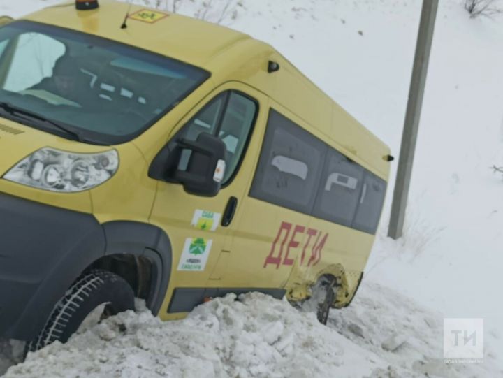 В Татарстане школьный автобус слетел в кювет после ДТП