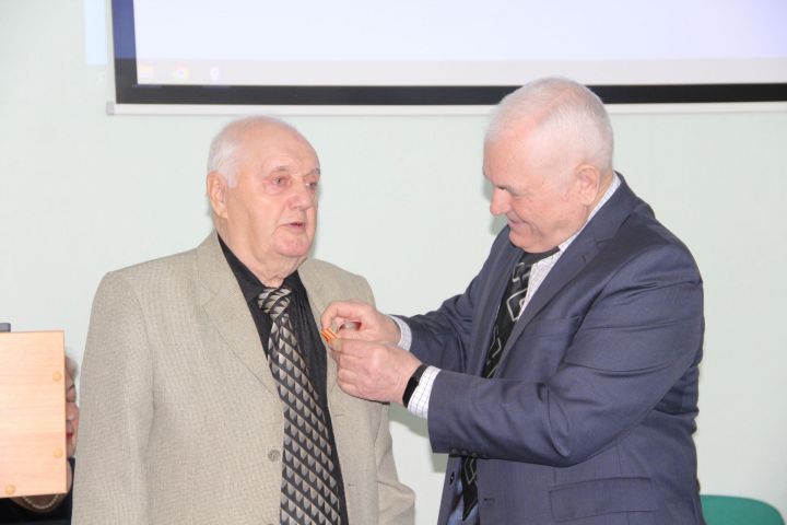В Елабуге ветерану вручили медаль к столетию ТАССР