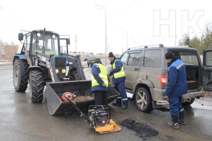 В Елабуге проводится ямочный ремонт холодным асфальтом