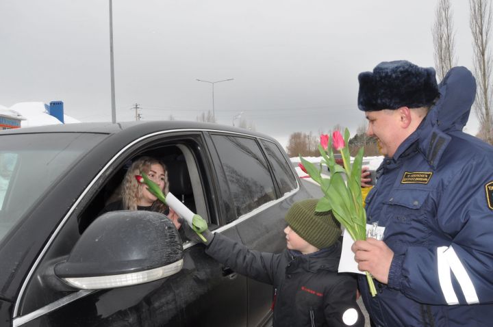 Сотрудники Госавтоинспекции Елабуги поздравили автоледи