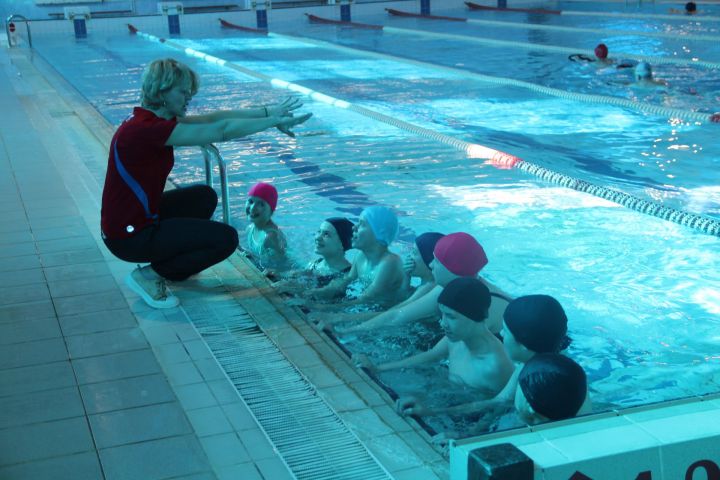 В Елабуге воспитанников детского дома обучают плаванию