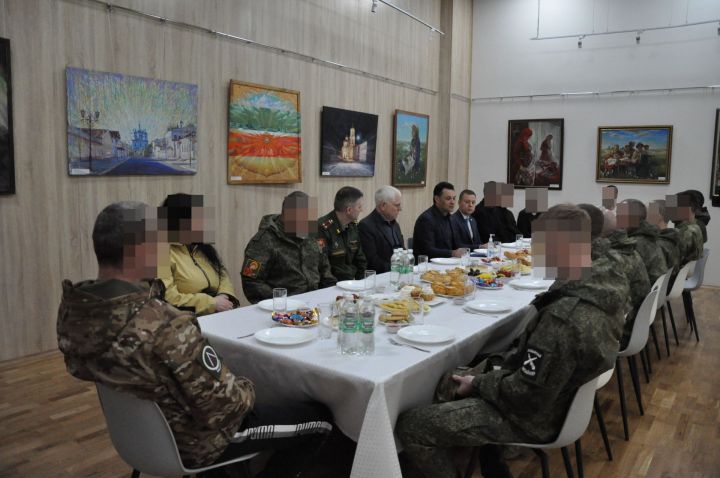 Рустем Нуриев встретился с прибывшими в отпуск бойцами