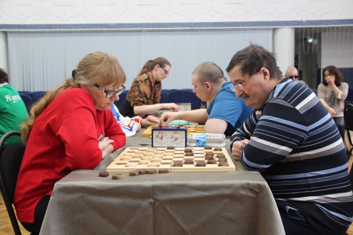 В Елабуге состоялись соревнования по шашкам, шахматам и домино для незрячих