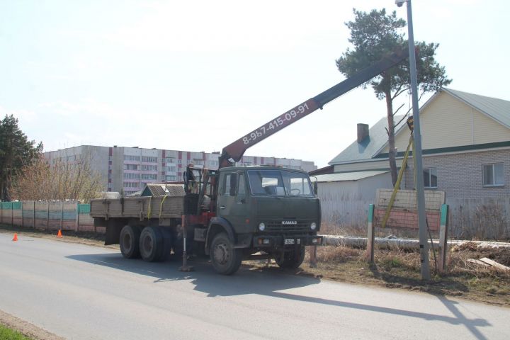 В Елабуге напротив Центрального стадиона начался демонтаж забора