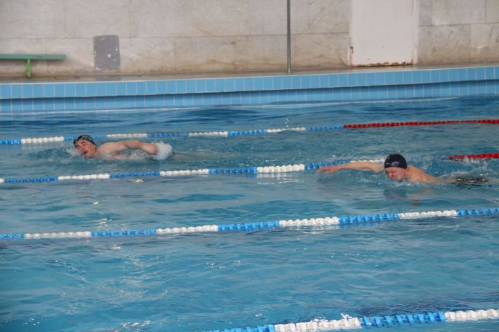 В Елабуге состоялись соревнования по плаванию среди инвалидов по зрению