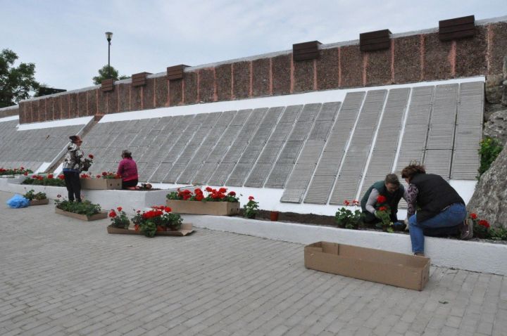 В Елабуге на улицах города начали высаживать цветы