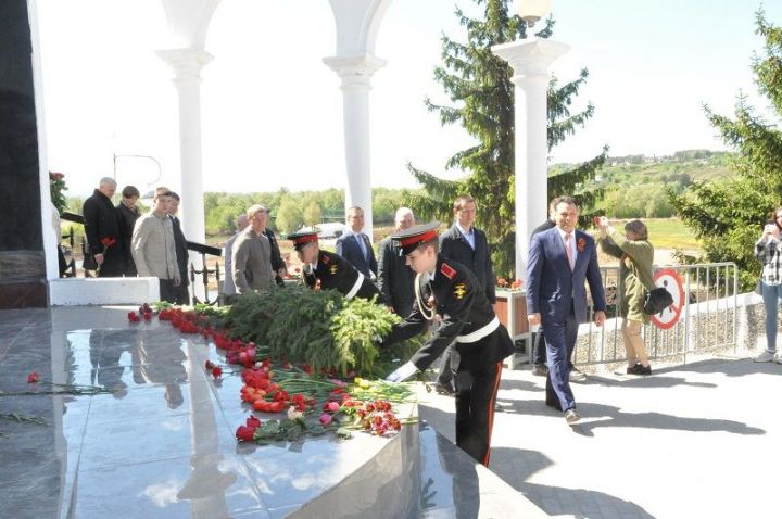 В Елабуге возложили цветы к Вечному огню и Бюстам героев