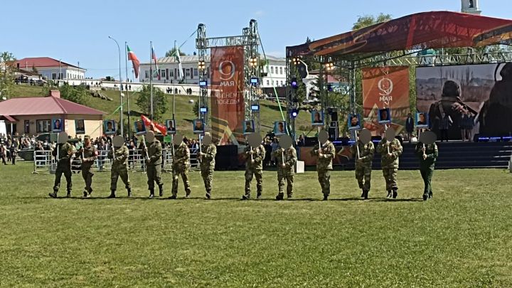 В Елабуге на Параде Победы солдаты СВО несли портреты погибших боевых товарищей