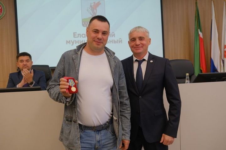 Елабужанина наградили медалью МЧС России за спасение человека