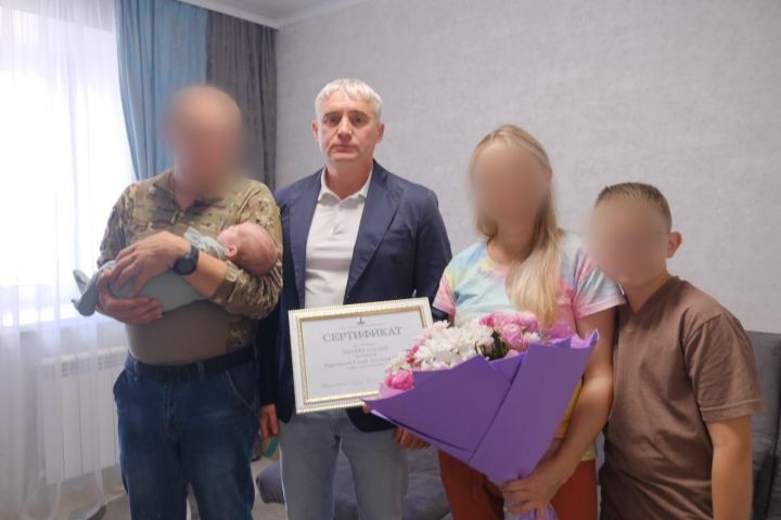 В семье елабужского бойца родилась дочь