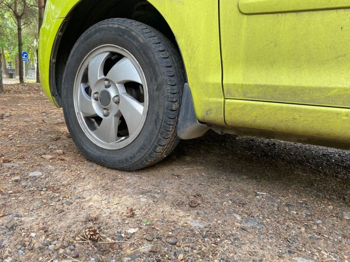 В Татарстане семья сняла колеса с автомобиля, чтобы его не эвакуировали