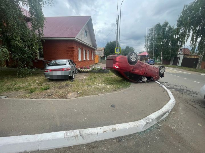 В Елабуге четыре человека пострадали в столкновении двух авто
