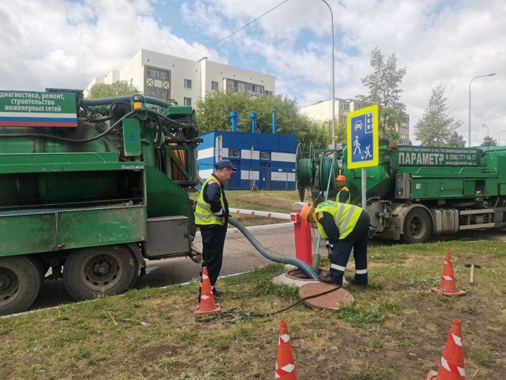 В Елабуге приступили к очистке ливневок