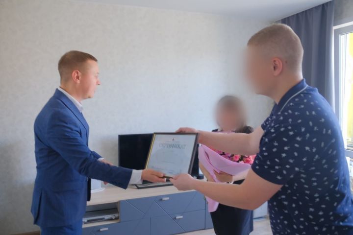 Семью мобилизованного елабужанина поздравили с рождением ребенка