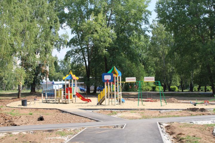 В Елабуге продолжается благоустройство по программе «Наш двор»