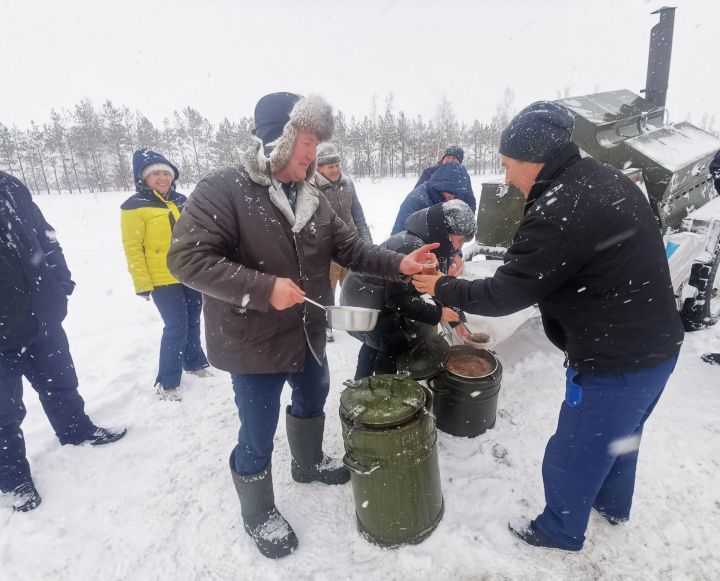 В Елабужском районе для водителей большегрузов, оказавшихся в снежном плену, организовали пункты питания и обогрева