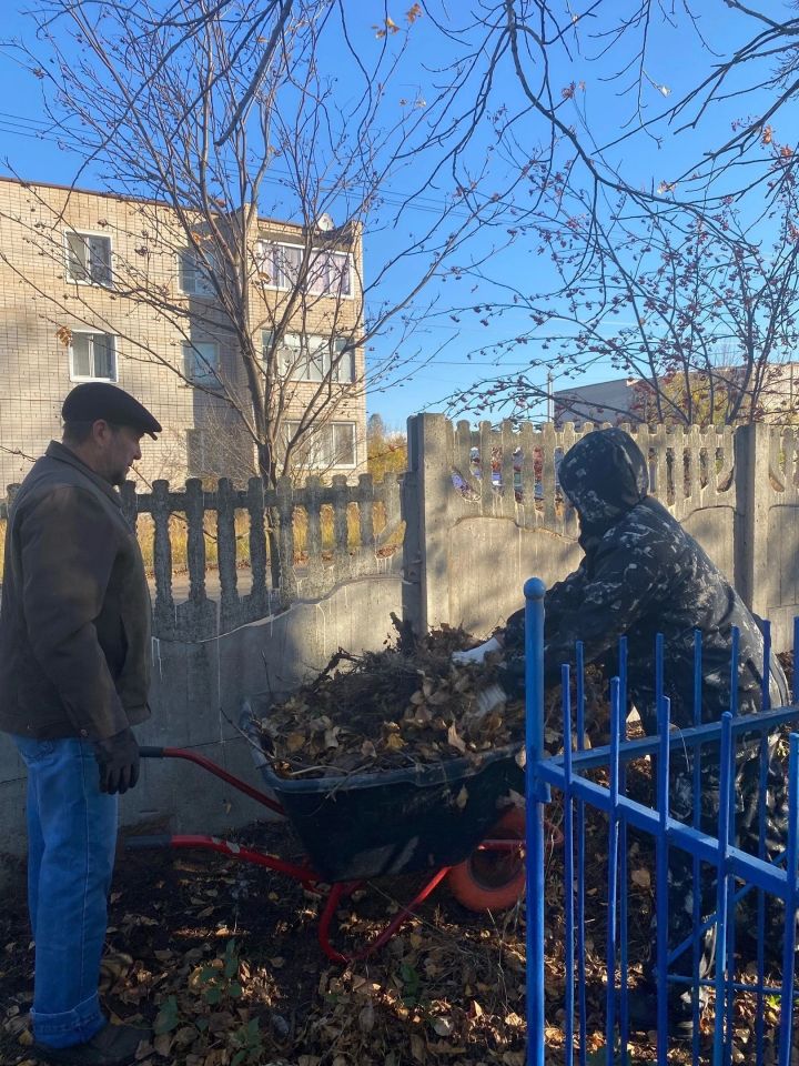 В Елабуге прошел субботник на старо-татарском кладбище
