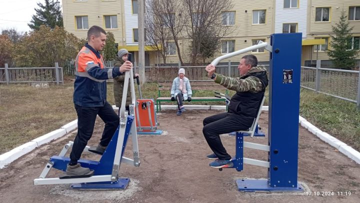 В Бехтеревском поселении проложили асфальт и установили уличные тренажеры