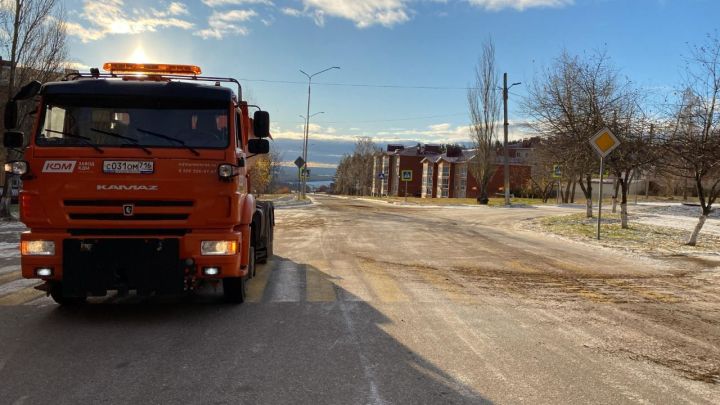 В Елабуге городские службы обрабатывают дороги противогололедными материалам