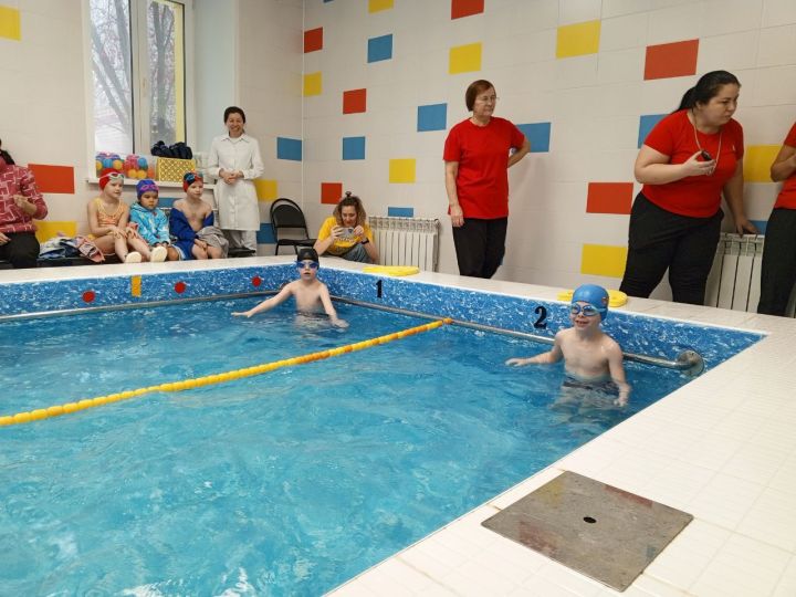 В Елабуге состоялись соревнования по плаванию «Дельфиненок»