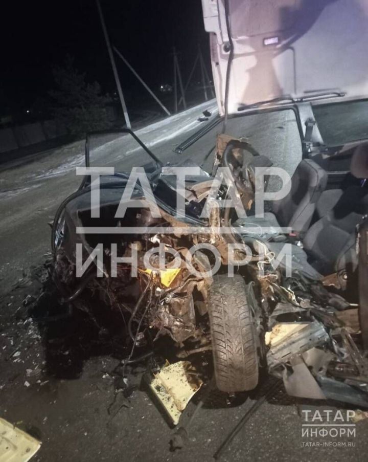В Татарстане после ДТП спасатели вскрыли крышу авто, чтобы спасти пассажиров