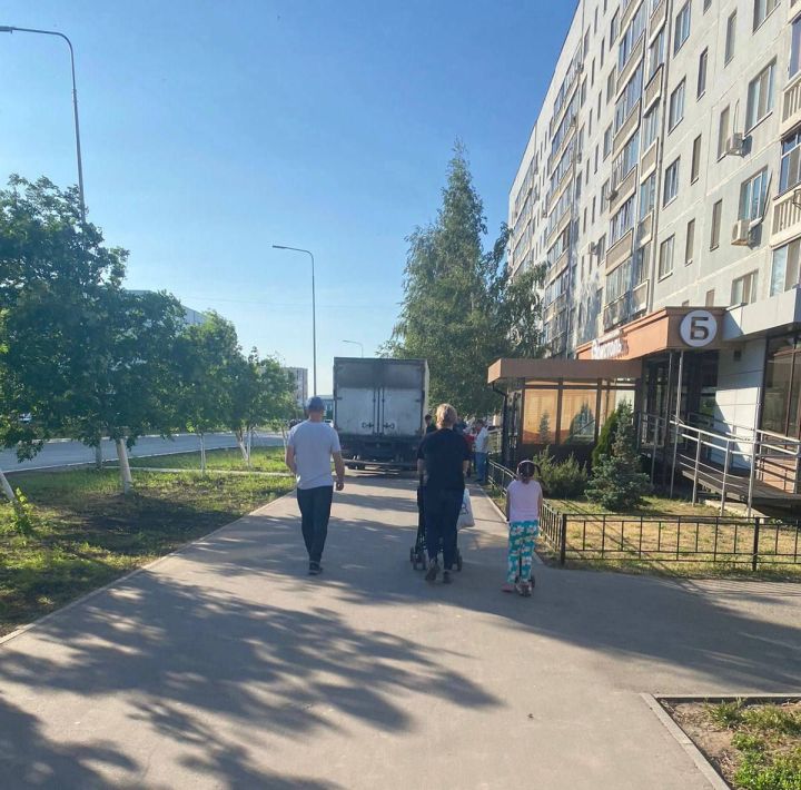 В Елабуге участились случаи заезда грузовиков без номеров на тротуары