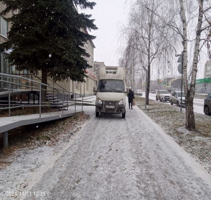 Елабужанам напоминают о запрете заезда транспорта на пешеходные зоны