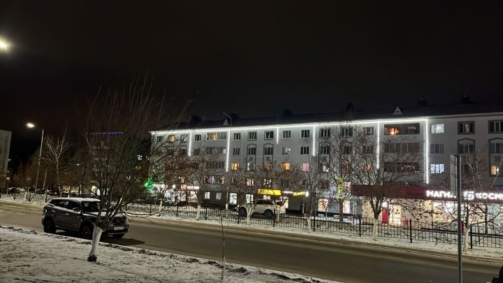 В Елабуге к Новому году украсили многоквартирные дома