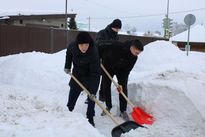 В Елабуге волонтеры помогают с уборкой снега семьям бойцов СВО