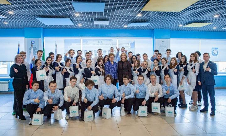 Школьники Лисичанска и Рубежного встретились с депутатом Госдумы РФ Татьяной Ларионовой