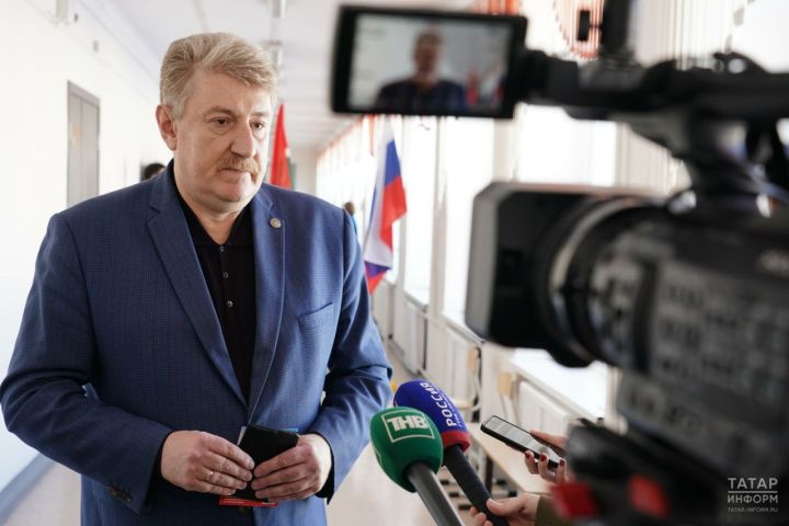 Председатель ЦИК Татарстана Андрей Кондратьев осудил действия россиян, которые в первый день выборов Президента испортили урны для голосования
