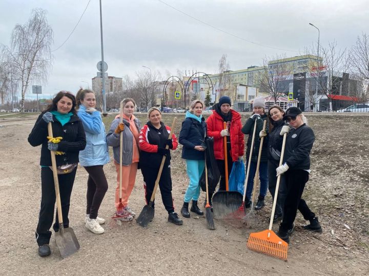 Елабужане принимают активное участие в субботниках