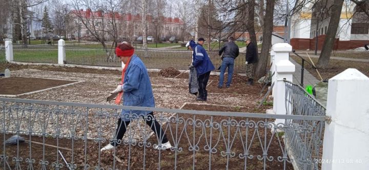 В Елабуге провели субботник у Братской могилы героям Гражданской войны