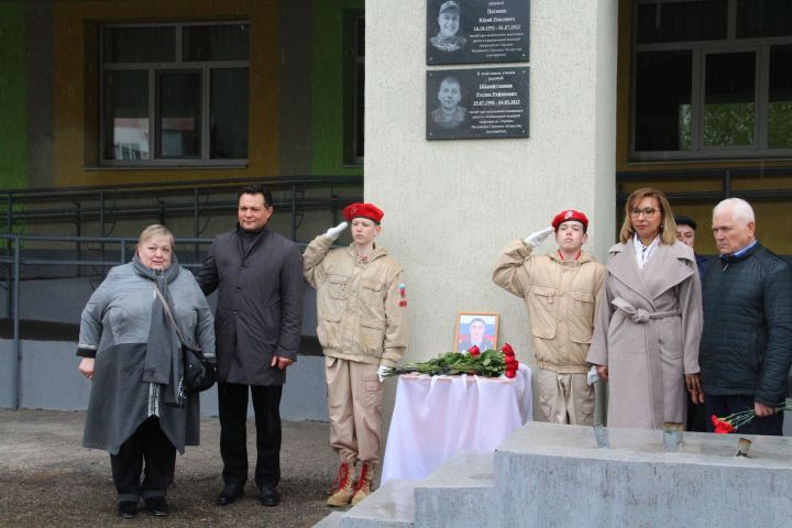 В Елабуге установили мемориальную доску в память о Герое России