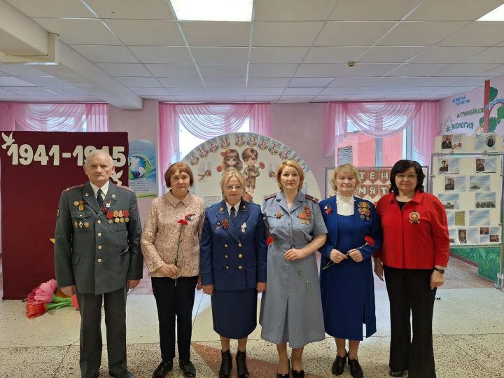 В Елабуге в школе №1 прошла акция «Бессмертный полк»