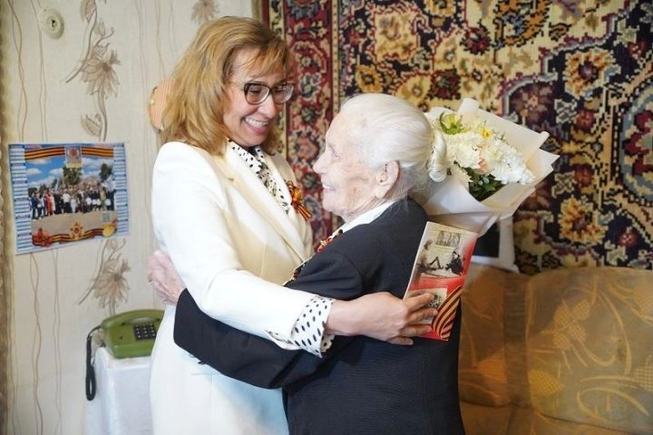 Министр труда и социальной защиты РТ поздравила 100 летнего ветерана в Елабуге