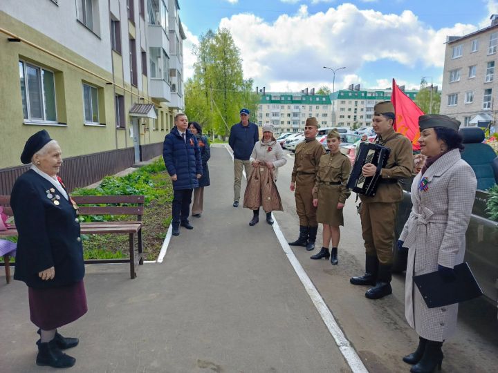 В Елабуге агитбригада поздравила ветеранов с Днем Победы