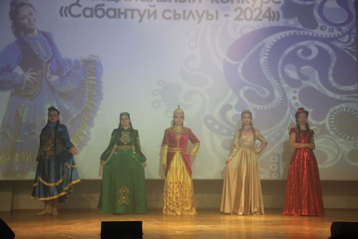 В Елабуге за звание главной красавицы Сабантуя боролись пять участниц